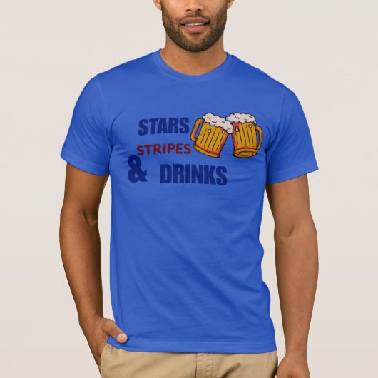 星条旗とドリンク 楽しい愛国心の4th of July Tシャツ (正面)