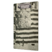 星条旗：アメリカ国旗が掲げられる クリップボード (左)