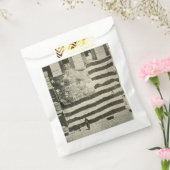 星条旗：アメリカ国旗が掲げられる フェイバーバッグ (封をした状態)