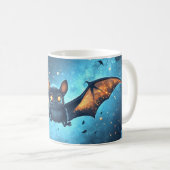 星空と雲の下を飛ぶかわいいコウモリ コーヒーマグカップ (正面右)
