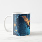 星空と雲の下を飛ぶかわいいコウモリ コーヒーマグカップ (左)