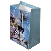 星空の下の冬の松コーン ミディアムペーパーバッグ (正面アングル)