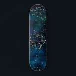 星空の下の青と金ゴールド スケートボード<br><div class="desc">星の下の青と金の箔の夜空の天空の銀河系背景。</div>
