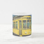 星空の夜の黄色い路面電車 – ブダペスト フロストグラスマグカップ (中央)