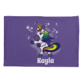 星空の背景で浮いているレインボーユニコーン 枕カバー (裏面)