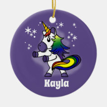 星空の背景で虹のユニコーンを浮かべる