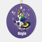 星空の背景で虹のユニコーンを浮かべる セラミックオーナメント (左)