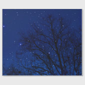 星空の背景に木々が映し出されます。近くの木 ラッピングペーパー (フラット)