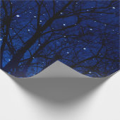 星空の背景に木々が映し出されます。近くの木 ラッピングペーパー (角)