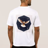 星空の飛んでいる背景に対する鷲 Tシャツ (裏面)