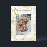 星空の魔法のメリークリスマスの写真 シーズンカード<br><div class="desc">この魅惑的な「メリークリスマス」カードで休日の応援を広げる。白とエレガント金ゴールドのデザインは、星が大きく小さく輝く冬の夜の魔法を想起させ、あなたの家族の写真の背景素晴らしを作り出す。優雅な三日月と射撃、 発砲の星は、クリスマスの奇跡のように疑問に思あなたの特別な瞬間をフレーミングのtouchを追加。</div>