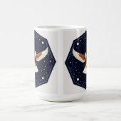 星空を背景に飛ぶ鷲 コーヒーマグカップ (中央)