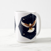 星空を背景に飛ぶ鷲 コーヒーマグカップ (正面右)
