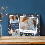星空フォトブース | Hanukkahフォトコラージュカード シーズンカード<br><div class="desc">可愛いハヌカーのフォトカードには、2枚の写真とネイビーの青い文字パネルを備えたフォトブースストリップと、手書きのキャプション付きのインスタントインスパイアカメラのスナップショットが付いている。年と家族の名前やメッセージでパーソナライズしカスタムて、手で描かれた雪の結晶と青と金ゴールドの星とネイビー点々のあるブルーの背景に。</div>