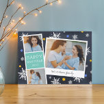 星空フォトブース | Hanukkahフォトコラージュカード シーズンカード<br><div class="desc">可愛いハヌカーのフォトカードには、2枚の写真とターコイズ文字パネルを備えたフォトブースストリップと、手書きのキャプション付きのインスタントインスパイアカメラのスナップショットが備えられている。年と家族の名前やメッセージでパーソナライズしカスタムて、手で描かれた雪の結晶と青と金ゴールドの星とネイビー点々のあるブルーの背景に。</div>