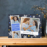 星空フォトブース | Hanukkahフォトコラージュカード シーズンカード<br><div class="desc">可愛いハヌカーのフォトカードには、2枚の写真と青い文字パネルを備えたフォトブースストリップと、手書きのキャプション付きのインスタントインスパイアカメラのスナップショットが備えられている。年と家族の名前やメッセージでパーソナライズしカスタムて、手で描かれた雪の結晶と青と金ゴールドの星とネイビー点々のあるブルーの背景に。</div>