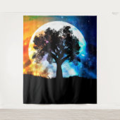 星空白熱［赤熱］光を放つと大きな木の上の惑星 タペストリー (正面)