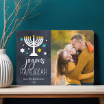 星空 | Hanukkahフォトカード シーズンカード<br><div class="desc">フェスティバルハヌカーのフォトカードお気に入りのは、右に並んだ写真を取り揃え、星と明るい（ユダヤ教）メノラーで飾られた濃厚なネイビーブルーの背景に白いレタリングの「喜ばしいハヌカー」を搭載。名前と年でパーソナライズ。</div>