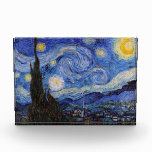 『星降る夜:聖レミの村』（Vincent Van Gogh作） フォトブロック<br><div class="desc">1889年。ヴィンセント・ヴァン・ゴッホは、フランスのサン・レミ・ド・プロヴァンスにあるサン・ポール・ド・モースローム精神病院の患者である。彼は精神疾患に苦しんでおり、医師は彼に屋内で過ごし、絵を描くのを避けるよう助言している。しかし、ヴァン・ゴッホは創造する衝動に抗うことができず、周囲の風景や人々を描いて日々を過ごしている。 ある夜、ヴァン・ゴッホは嵐に起こされる。窓の外を見ると、空は色とりどりの炎で満たされている。彼はその光景の美しさに打たれ、絵に描くことにした。彼はイーゼルに向かって、制作を始める。 ヴァン・ゴッホは、うねる雲、暗い松の木、きらきらと光る星々を捉え、数時間にわたって絵を描いた。彼はあまりに制作に集中していたので、時間の経過に気づかなかった。ついに完成した時、彼は疲れ果てていたが、感動で高揚していた。 ヴァン・ゴッホの「ライン川の星夜」は、彼の最も有名な作品の一つである。これは色彩と動きの傑作であり、他のどの絵画も及ばない夜空の美しさを捉えている。 ヴァン・ゴッホは生涯を通して絵を描き続け、数多くの傑作を生み出した。しかし、「ライン川の星夜」は、彼の最も愛された作品の一つである。これは彼の才能と彼の強さを証明するものであり、今も世界中の人々を感動させ続けている。 この作品は、1927年1月1日以前に出版（または米国著作権局に登録）されたため、米国でパブリックドメインとなっている。</div>