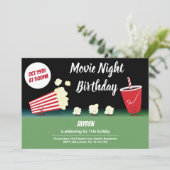 映画のナイト誕生日に笑顔のポップコーンブラックグリーン 招待状 (スタンド正面)