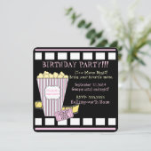 映画の夜のポップコーン フィルム ストリップ ピンクの女の子のパーティー 招待状 (スタンド正面)