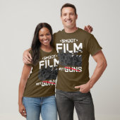 映画を撮ろう、銃を撃つな - 平和的な映画製作者・監督 Tシャツ (ユニセックス)