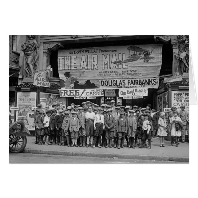映画を見る子供たち 1925年 (正面横)