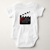 映画クルーが新ジャンルに拍手 ベビーボディスーツ (裏面)