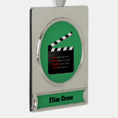 映画クルーが髪を振り、化粧をする シルバープレートバナーオーナメント (右)