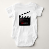 映画フィルムのクルーが髪をトットして化粧 ベビーボディスーツ (裏面)