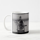 映画用カメラ(第1打撃)を持つ人 コーヒーマグカップ (左)