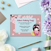 春こけしピンク透明窓誕生日 アクリル招待状 (インサイチュ (ウェディング))