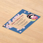 春こけしブルー透明窓誕生日 アクリル招待状 (レイダウン)