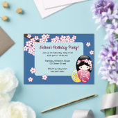 春こけしブルー透明窓誕生日 アクリル招待状 (インサイチュ (ウェディング))