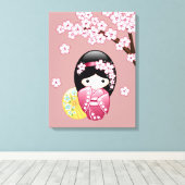 春こけし人形 – かわいい日本の芸者オンピンク キャンバスプリント (インサイチュ (ウッドフロア))