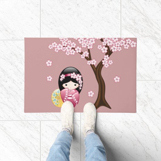 春こけし人形 – かわいい日本の芸者オンピンク ドアマット (室内)