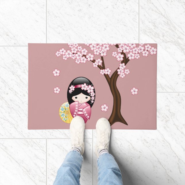 春こけし人形 – かわいい日本の芸者オンピンク ドアマット (室内)