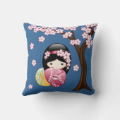 春こけし人形 – かわいい日本の芸者オンブルー クッション (裏面)