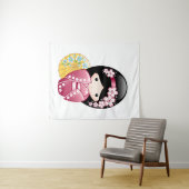 春こけし人形 – かわいい日本の芸者ガール タペストリー (インサイチュ(横))