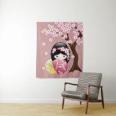 春こけし人形 – かわいい日本の芸者ガール タペストリー (インサイチュ)