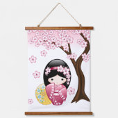 春こけし人形 – かわいい日本の芸者ガール 吊り下げ型タペストリー (正面)