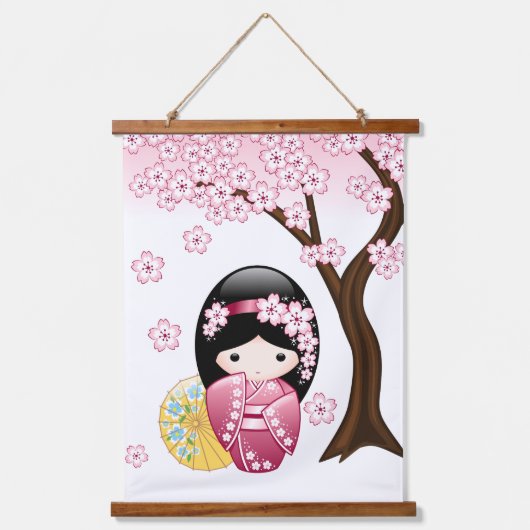 春こけし人形 – かわいい日本の芸者ガール 吊り下げ型タペストリー (正面)