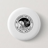 春では、我々は秋で我々は季節を切り抜ける 缶バッジ (正面)