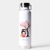 春のこけし人形 - かわいい日本の芸者さん ウォーターボトル (背面)