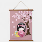 春のこけし人形 - 可愛い日本芸者 ピンク色 吊り下げ型タペストリー (正面)