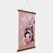 春のこけし人形 - 可愛い日本芸者 ピンク色 吊り下げ型タペストリー (傾斜あり)
