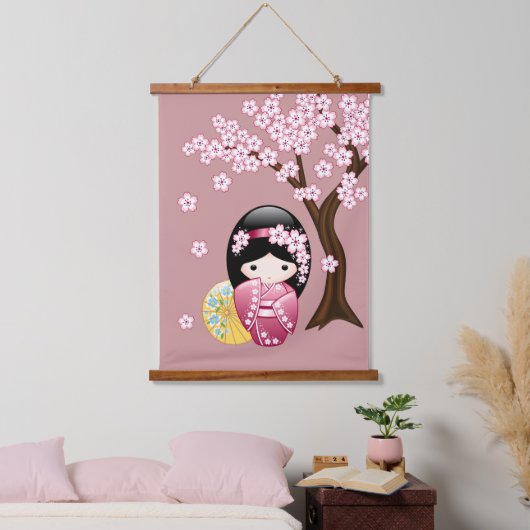 春のこけし人形 - 可愛い日本芸者 ピンク色 吊り下げ型タペストリー (寝室)