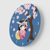 春のこけし人形 - 青い背景の可愛い日本芸者 ラージ壁時計 (傾斜)
