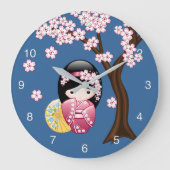 春のこけし人形 - 青い背景の可愛い日本芸者 ラージ壁時計 (正面)