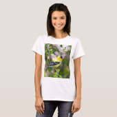 春のりんごの花を持つアメリカのGoldfinch Tシャツ (正面フル)